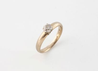 Band ring in white gold (750) set with a...