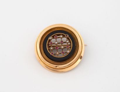 Round brooch in yellow gold (750) centered...