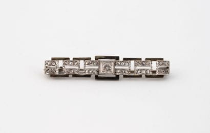 Broche en or gris (750) et platine (850)...