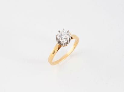 Yellow gold (750) and white gold (750) solitaire...
