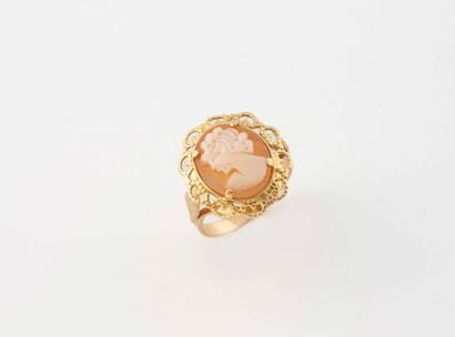 Yellow gold (750) ring set with a shell cameo...