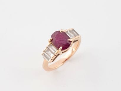 Pink gold (750) ring centered on an oval...