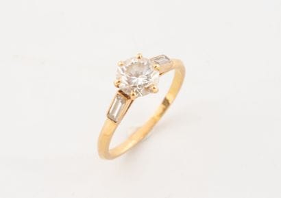 Bague en or jaune (750) ornée d'un diamant...