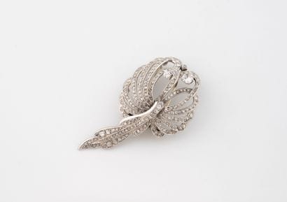 White gold (750) flower clip set with roses...