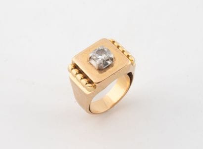 Yellow gold (750) signet ring with square...