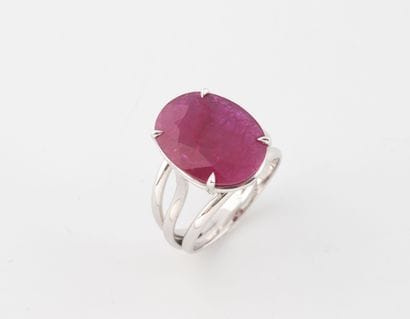 White gold (750) ring holding an oval-cut...