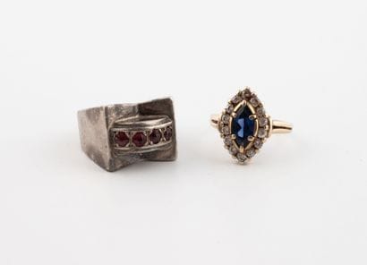 Two rings: 
- A yellow gold (375) marquise...