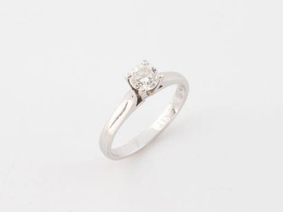 BAUNAT
Bague solitaire en or gris (750) ornée...