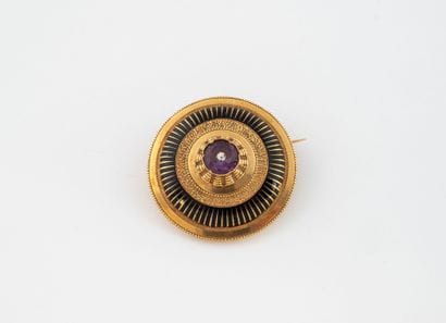 Round brooch in yellow gold (750) with black...