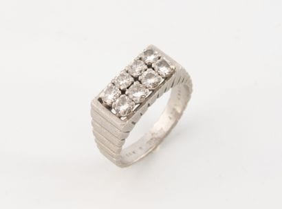 Chevalière ring in platinum (850) with grooved...