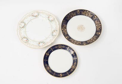 SÈVRES
Set of three plates. 
Porcelain, one...
