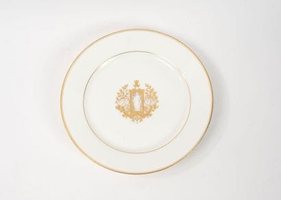 SÈVRES
Calibrated plate.
Porcelain with gold...