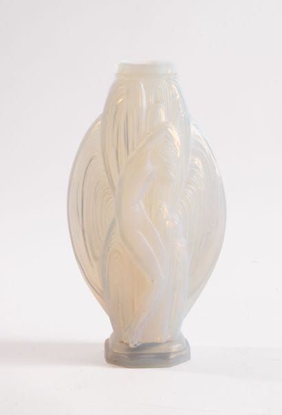 ETLING
Opalescent glass vase decorated with...