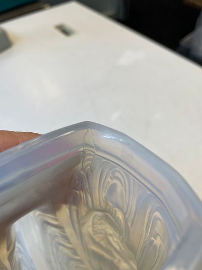 ETLING
Opalescent glass vase decorated with...