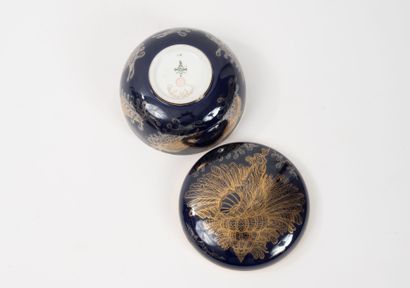 SÈVRES
Round bonbonnière.
In porcelain, with...