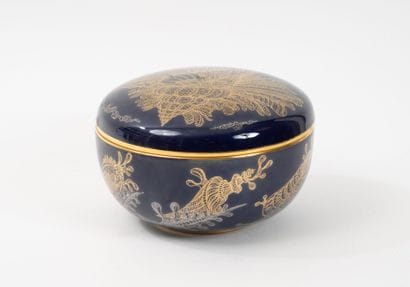 SÈVRES
Round bonbonnière.
In porcelain, with...