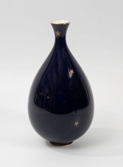 SÈVRES
Egg-shaped baluster vase.
In porcelain...