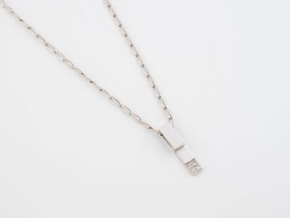 White gold (750) horse chain necklace holding...