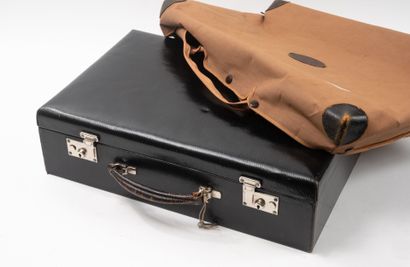DEBAIN House
Black leather toiletry case...
