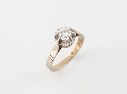 Solitaire ring in gold (750) and platinum...