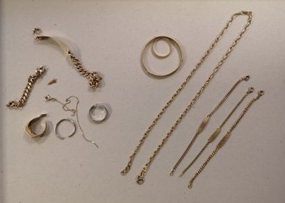 Small lot of jewelry and debris in gold (750).
Total...
