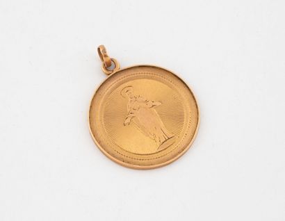 Round religious medal in yellow gold (750)...