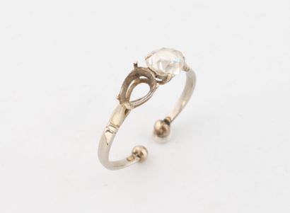 Ring in white and rose gold (750), the open...