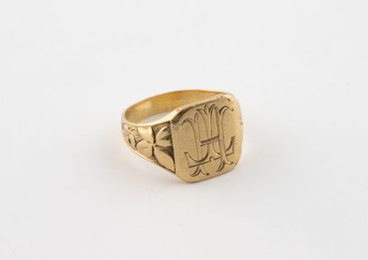 Yellow gold (750) signet ring engraved 