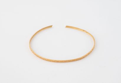 Yellow gold (750) bangle with chased sawtooth...