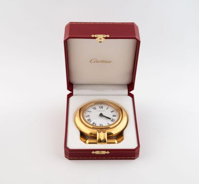 CARTIER 
Desk clock in gilt metal. 
Trinity...