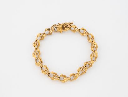 Fancy antique link bracelet in yellow gold...