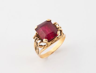 Yellow gold (750) ring composed of twisted...