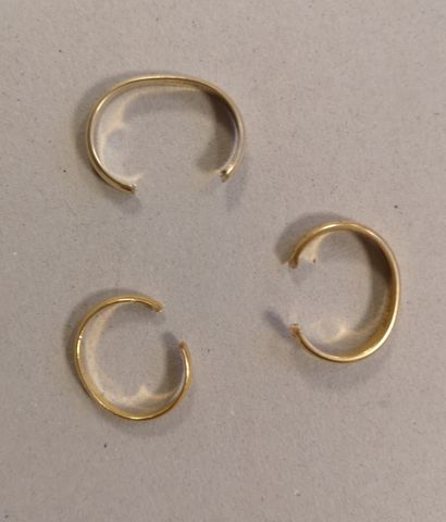 Lot of broken wedding rings:
- Gold weight...