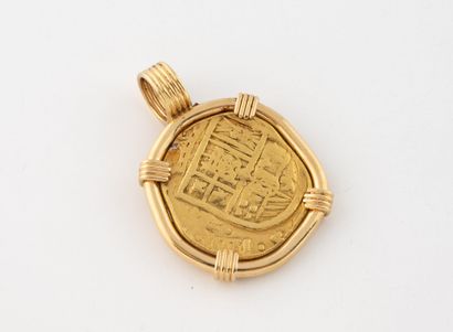 Yellow gold (750) pendant centered on a jewelry...