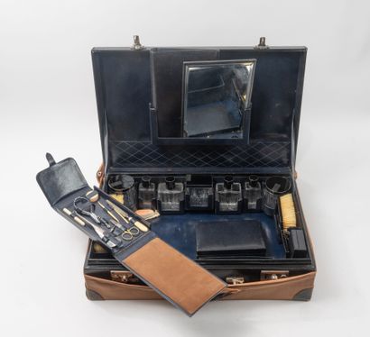 DEBAIN House
Black leather toiletry case...