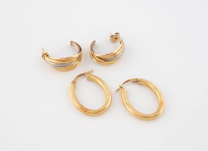 Two pairs :
- earrings in yellow and white...