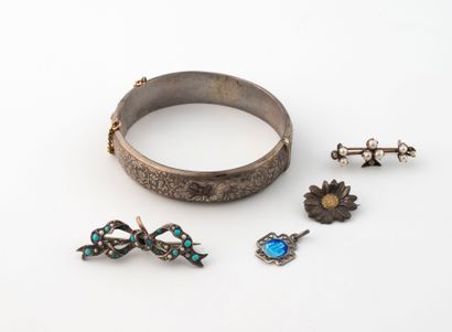 Lot of silver jewelry (800) including:
-...