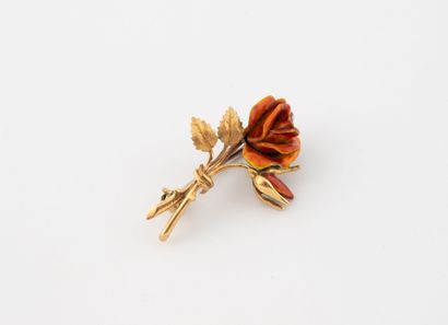 Brooch in yellow gold (750) featuring a spray...