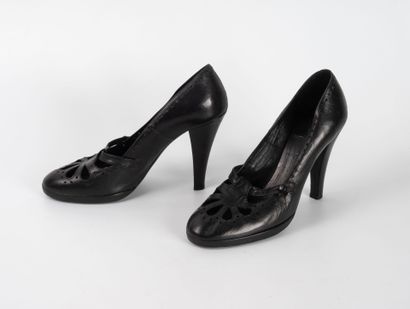 CHLOE
Pair of black leather pumps with cut-outs.
Made...