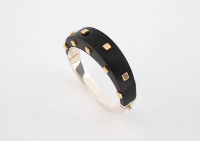 Rigid opening silver bracelet (800) centered...