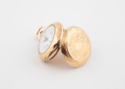 Yellow gold (750) collar watch. 
Faceted...