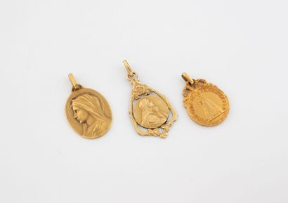 Three religious medals :
 - one in yellow...