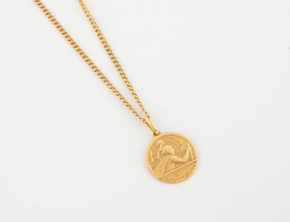 Yellow gold (750) curb chain holding a round...