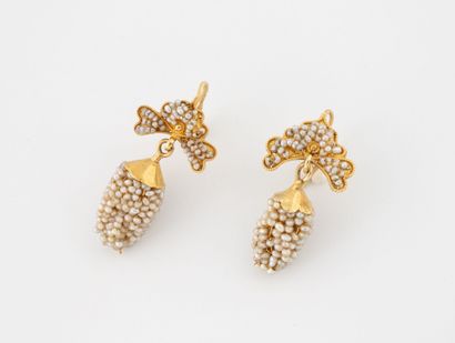 Pair of earrings in yellow gold (750) featuring...