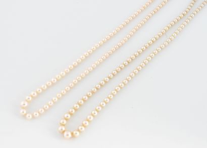 Set of two necklaces with white pearls, slightly...