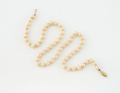 Necklace of white cultured pearls.
Leaf-shaped...