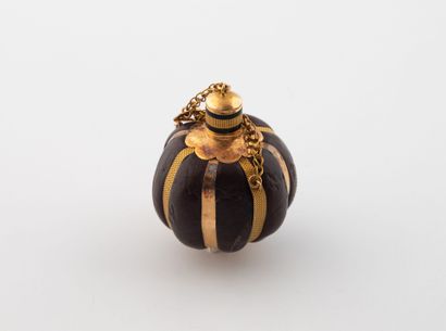 Yellow gold (750) perfume bottle (?) pendant...
