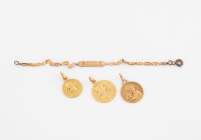 Lot in yellow gold (750) including :
- Three...
