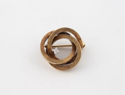 Small round brooch in yellow gold (585) with...