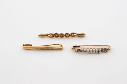 Set of three brooches in yellow gold (750):...
